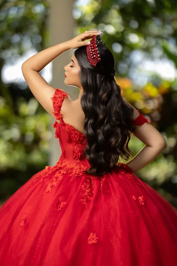 Quinceañera con vestido rojo y corona en jardín tropical — Team Morado Miami