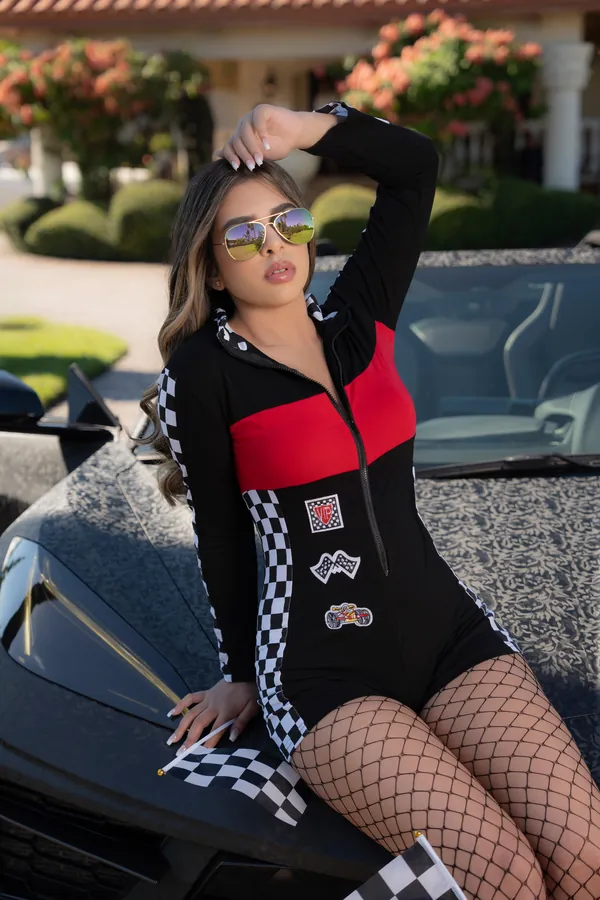 Sesión urbana de quinceañera con auto deportivo y outfit racing — Miami